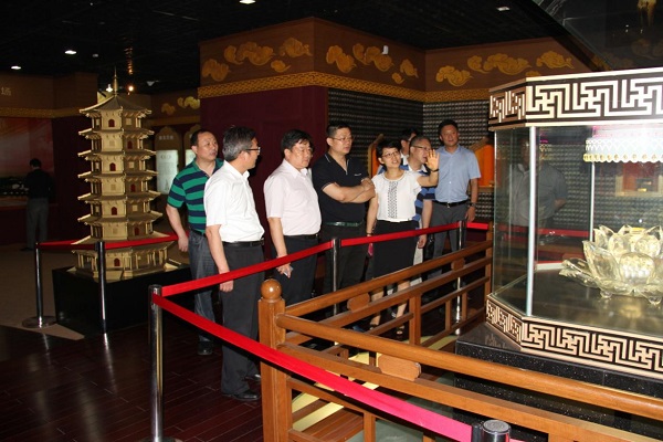 年7月22日,天洋控股有限公司董事长周政一行10人在江阴市副市长唐仲贤