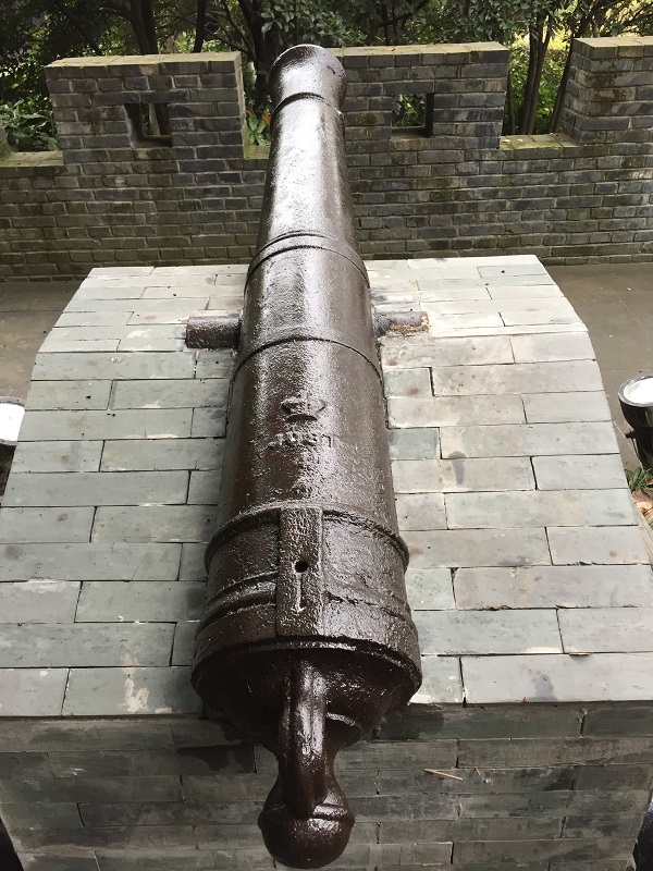 人员对位于江阴军事要塞博物馆展出的11门馆藏清代铁炮进行保养维护